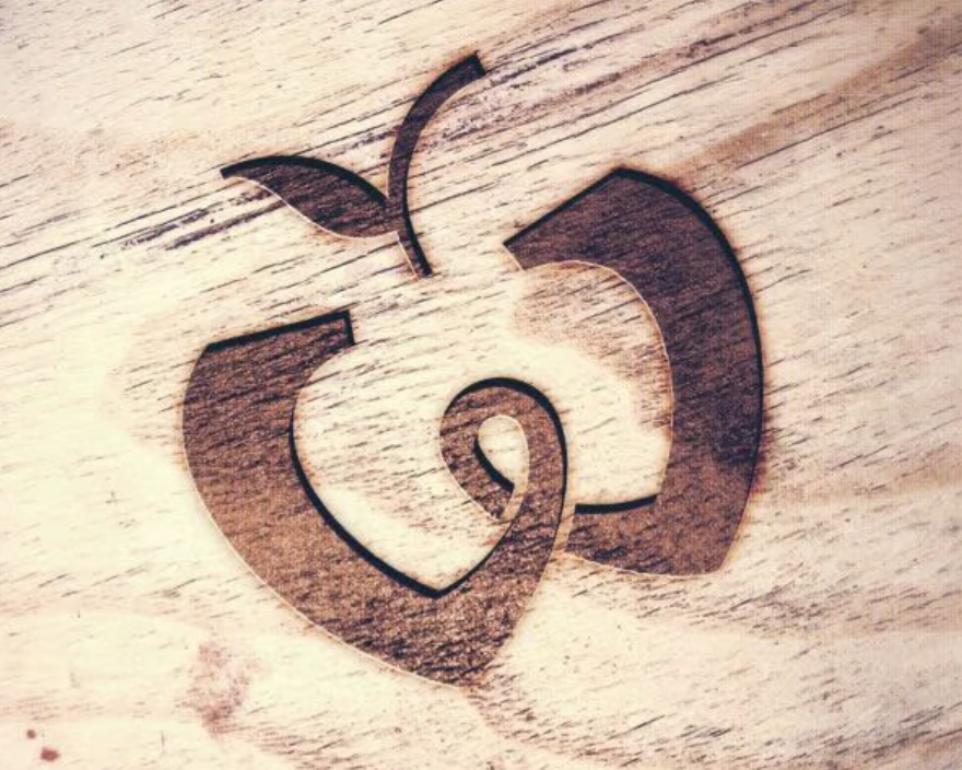 Winterriedhof — Logo der Familie Lempp, in Holz eingebrannt