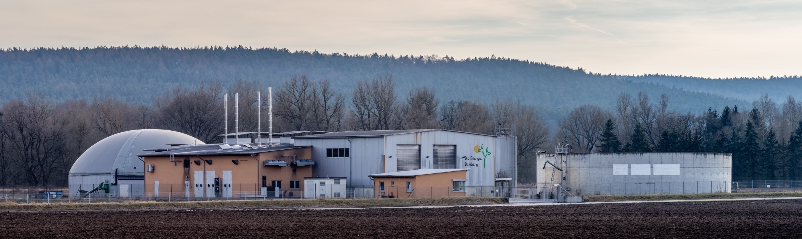 Landwirtschaftliche Biogasanlage mit Fermenter, Nachgärern und Gasspeichern