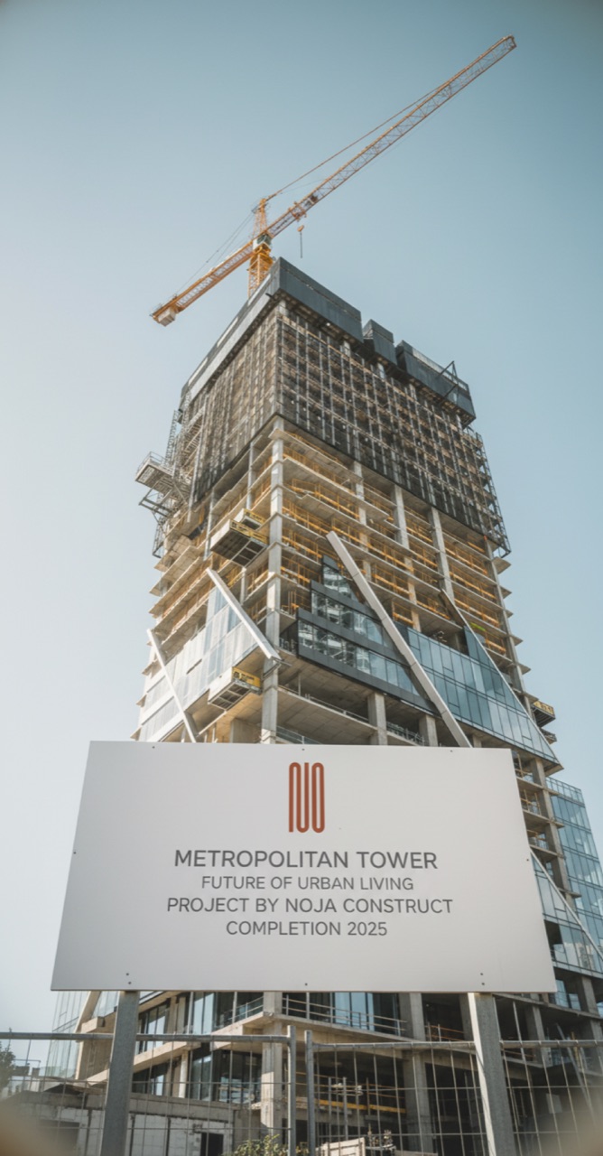 Hochhaus-Baustelle mit Kran und NOJA-Bauschild